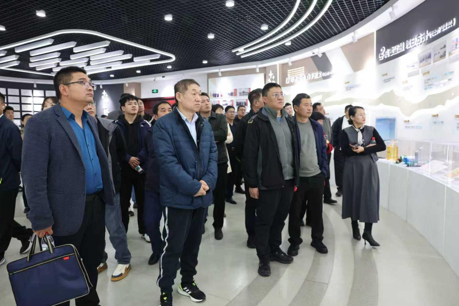 全市新興領(lǐng)域黨建工作示范點(diǎn)黨組織書記培訓(xùn)班來山東三星集團(tuán)參觀