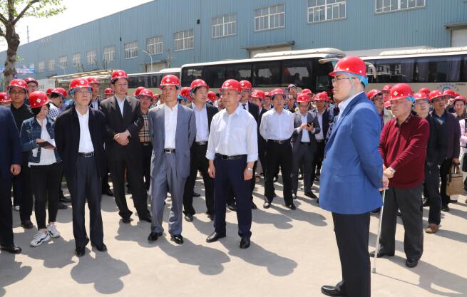 2018“走進(jìn)山東特色產(chǎn)業(yè)鎮(zhèn)”啟動(dòng)儀式與會(huì)嘉賓、媒體采訪團(tuán)來三星集團(tuán)參觀考察