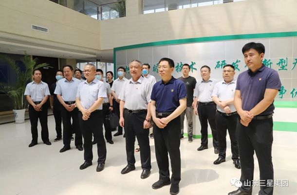 省民營(yíng)企業(yè)高質(zhì)量發(fā)展服務(wù)隊(duì)到山東三星集團(tuán)參觀并開(kāi)展贈(zèng)書(shū)送學(xué)活動(dòng)